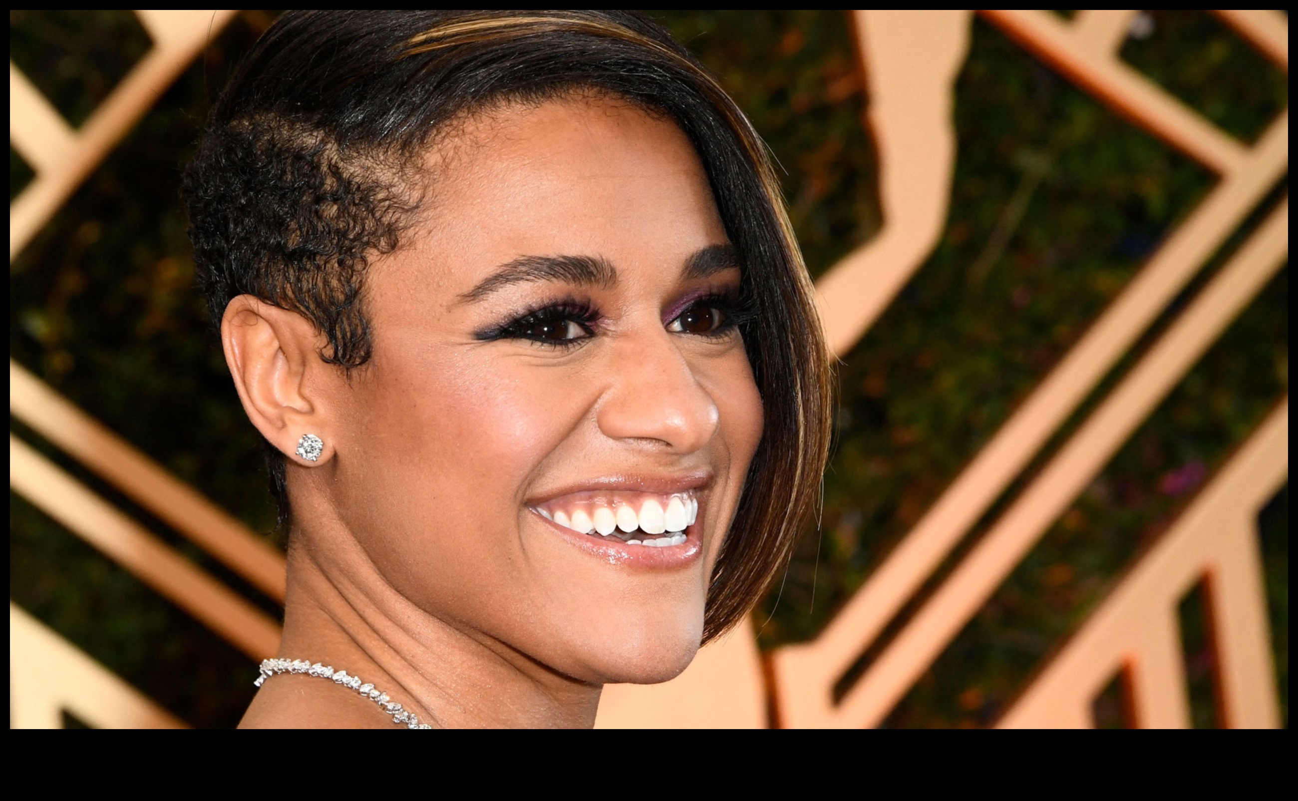 Red Carpet Ready: Επίτευξη A-List Glam με Τεχνικές βραδινού μακιγιάζ