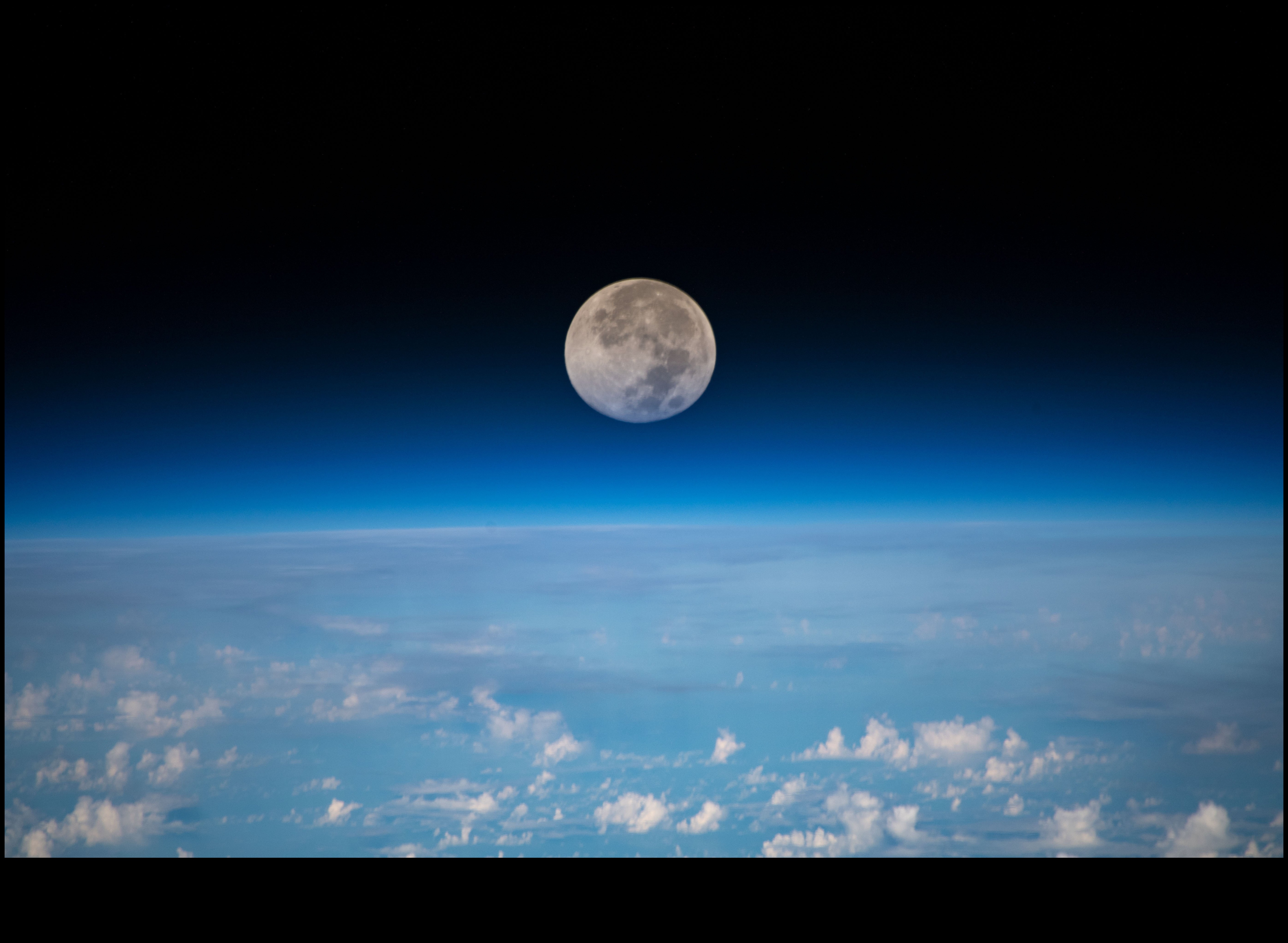 Σεληνιακά Μετεωροειδή: Ο Σύντροφος της Γης στον Χορό των Κοσμικών Σωματιδίων