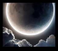 Σεληνιακά Μετεωροειδή Ο σύντροφος της Γης στον Χορό των Κοσμικών Σωματιδίων