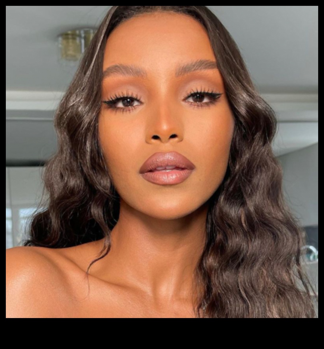 Καθημερινή Κομψότητα: Επιτυγχάνοντας μια στιλβωμένη εμφάνιση με απλό μακιγιάζ