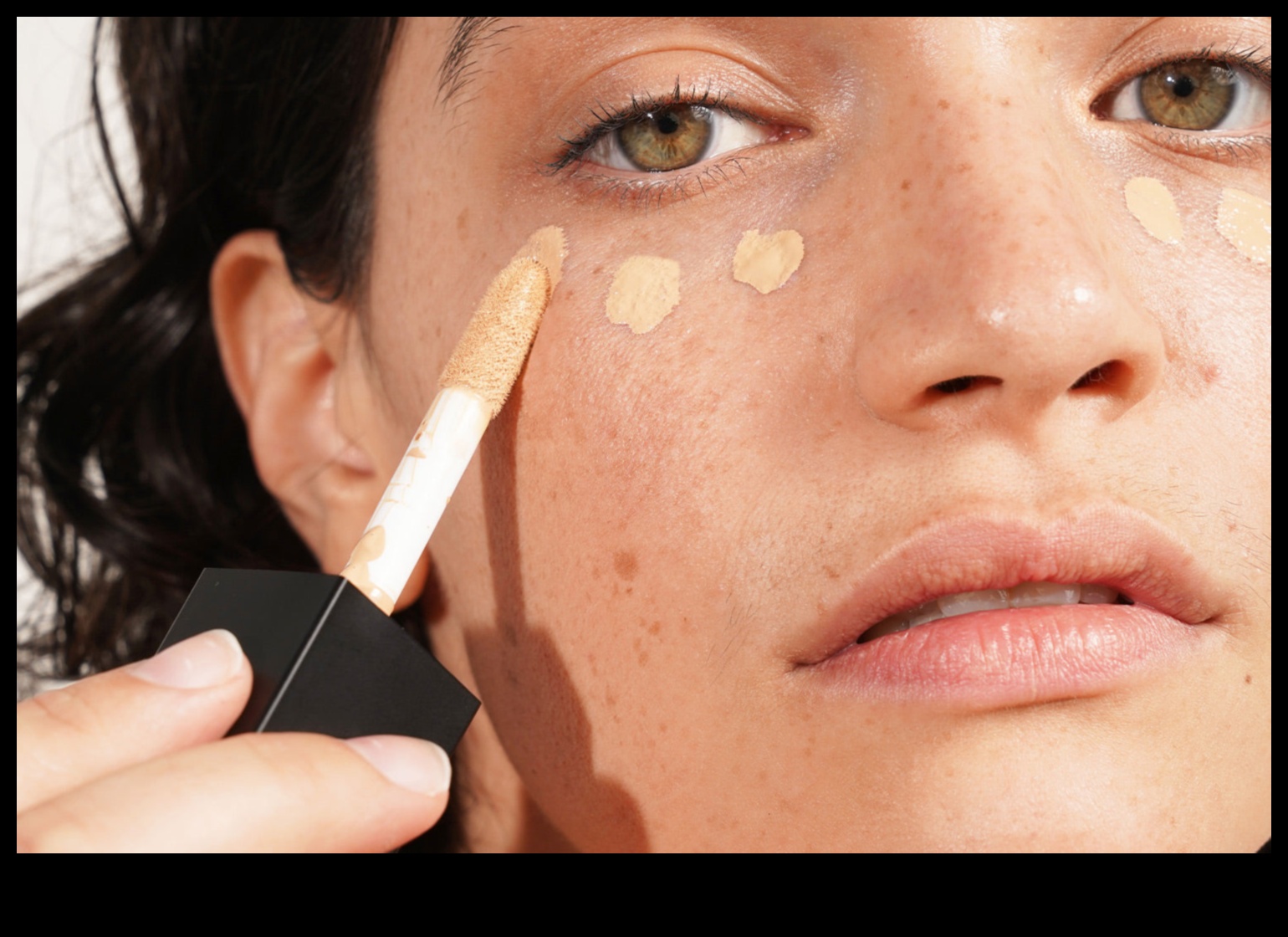 Γεφυρώνοντας το χάσμα: Πώς να επιλέξετε μια απόχρωση concealer που ταιριάζει με τον τόνο του δέρματός σας