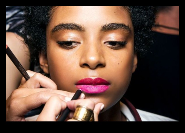 Ο αντίκτυπος του πάρτι μακιγιάζ στην αυτοπεποίθηση: Ακτινοβολώντας αυτοπεποίθηση