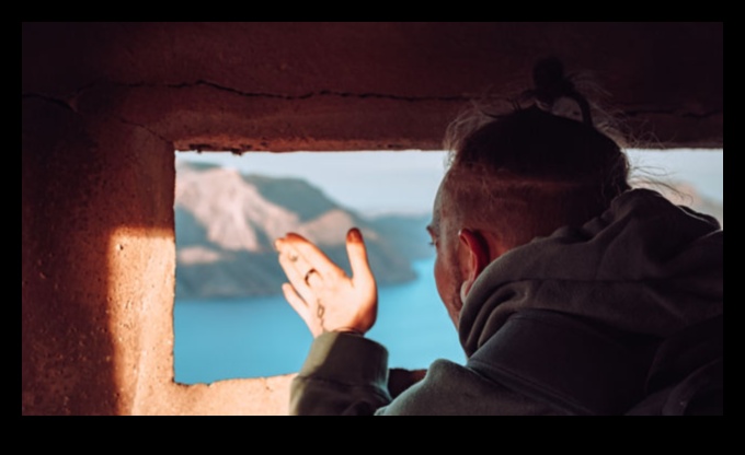 Ο ρεαλισμός που ανακαλύφθηκε ξανά: μια σύγχρονη αγκαλιά της αυθεντικότητας