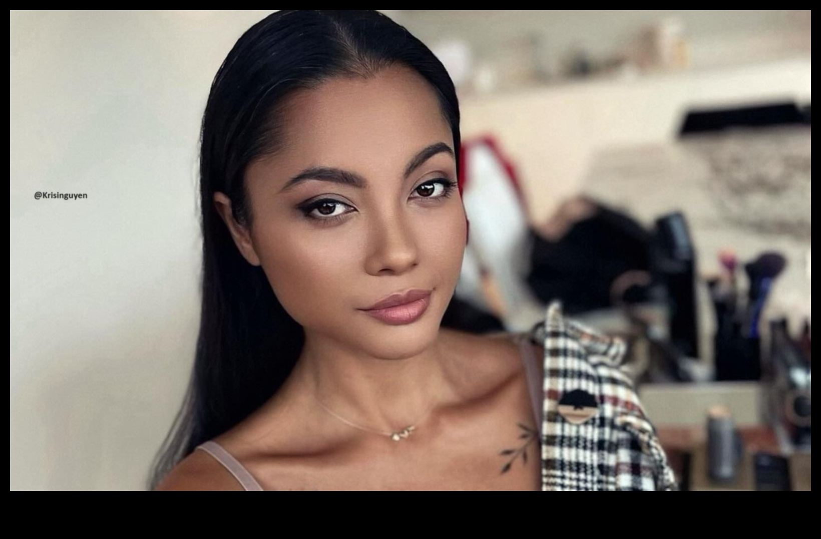 Η τέχνη του διακριτικού περιγράμματος: Ενισχύοντας τα χαρακτηριστικά σας με φυσικό μακιγιάζ