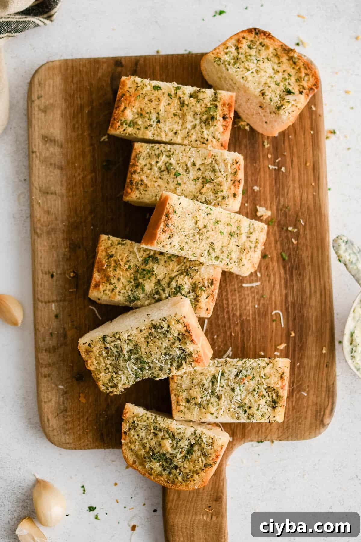Crispy Garlic Bread Recipe with Herbed Butter 4 garlic bread ready to serve