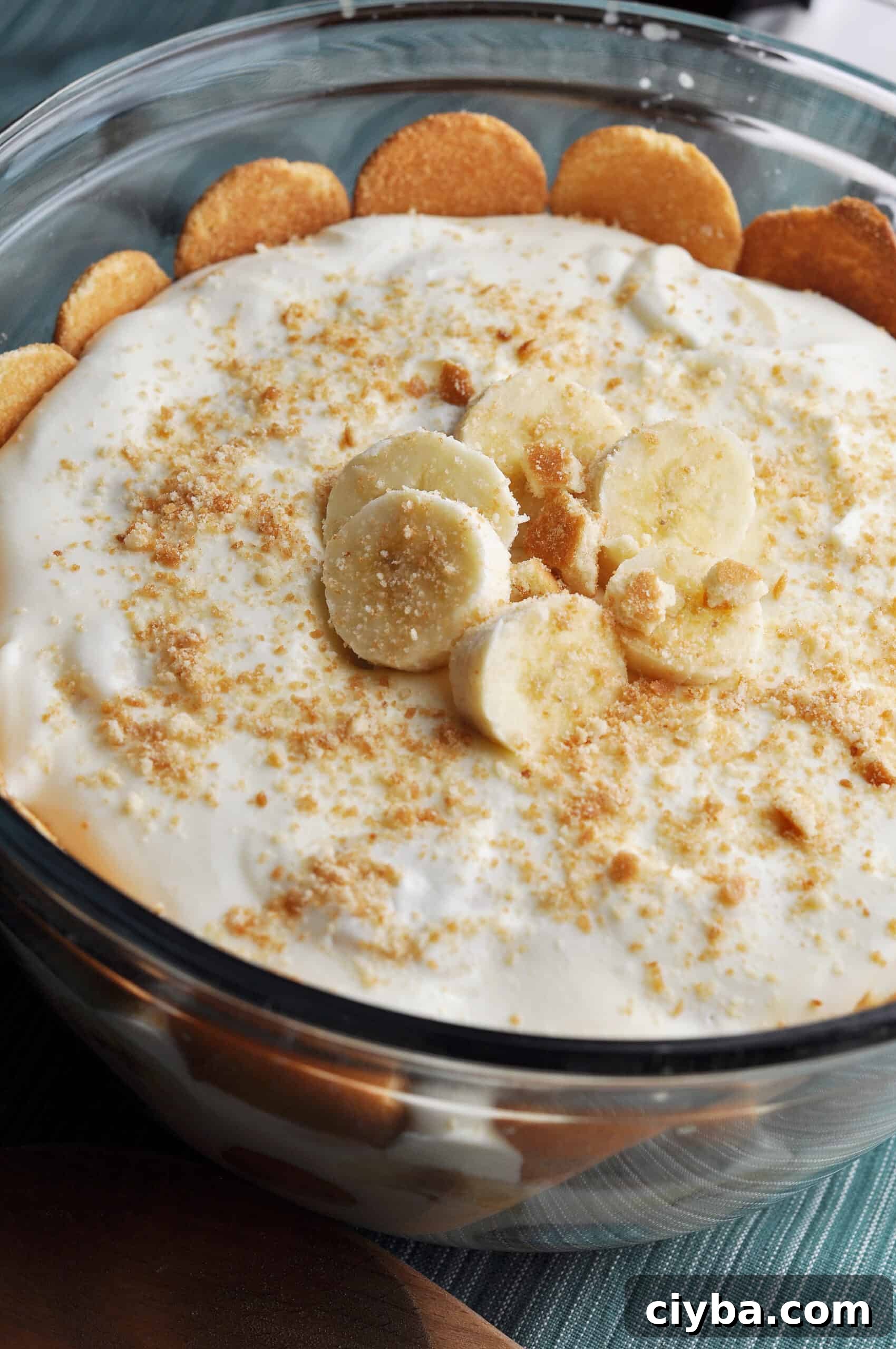 Southern banana pudding in a large glass bowl