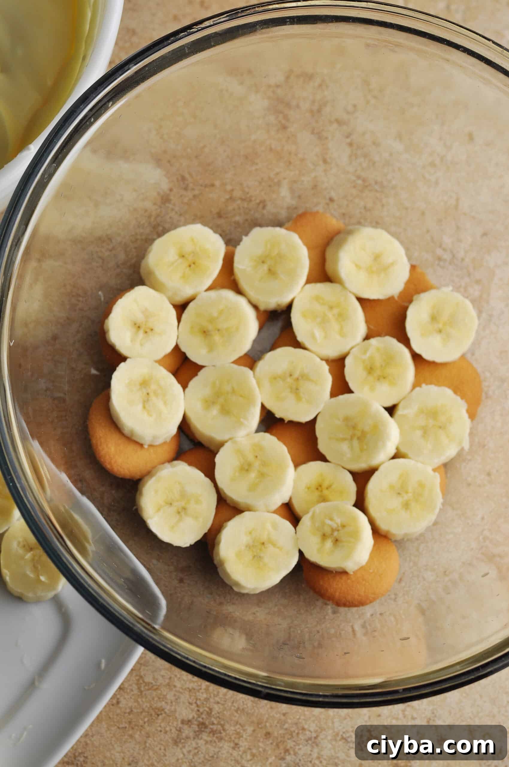 Smoothing pudding over banana layer